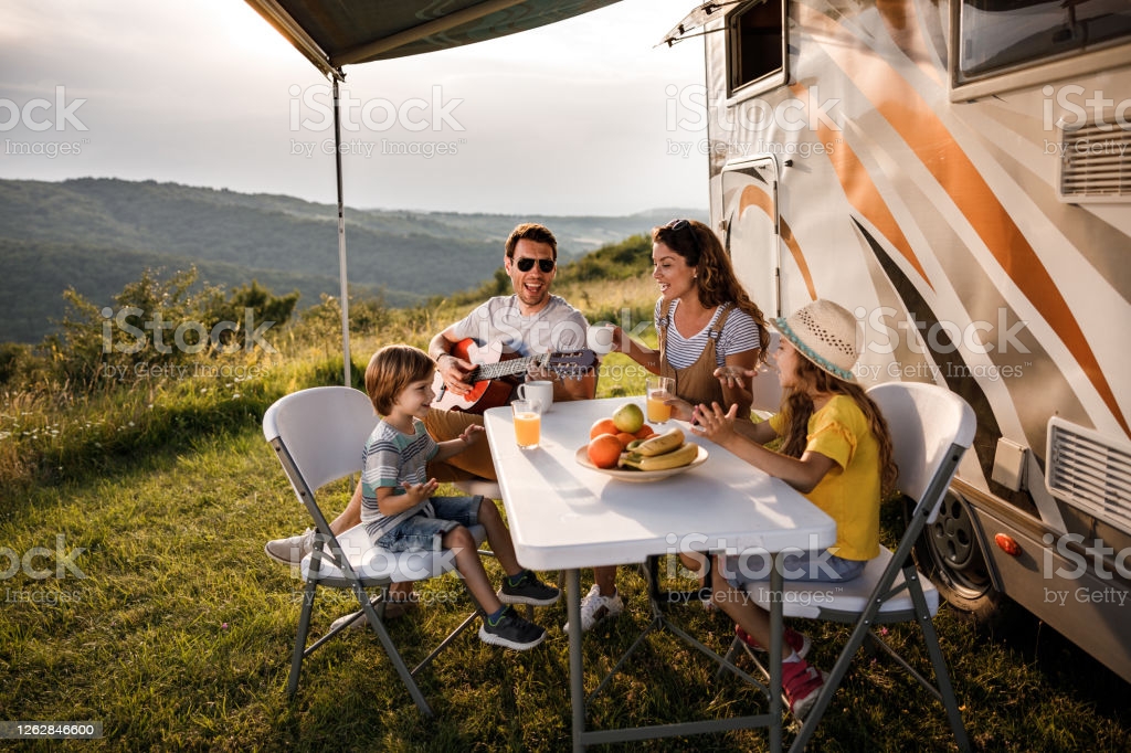 Motorhome for a pleasant evening with a guitar and good food 